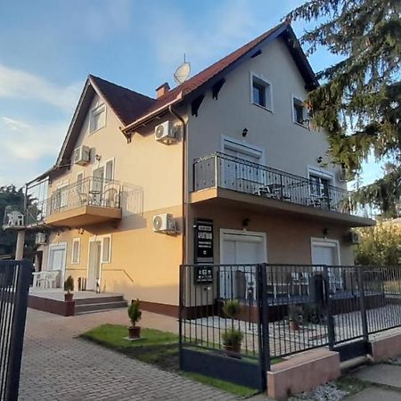 Gabor Aron Apartment Hajdúszoboszló Esterno foto