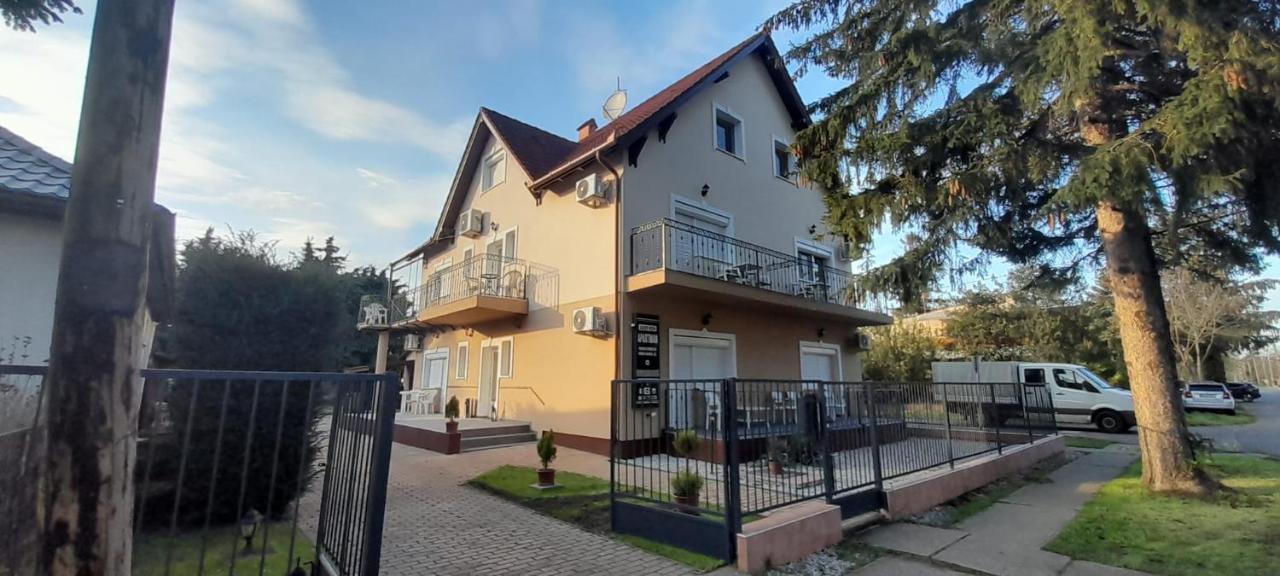 Gabor Aron Apartment Hajdúszoboszló Esterno foto