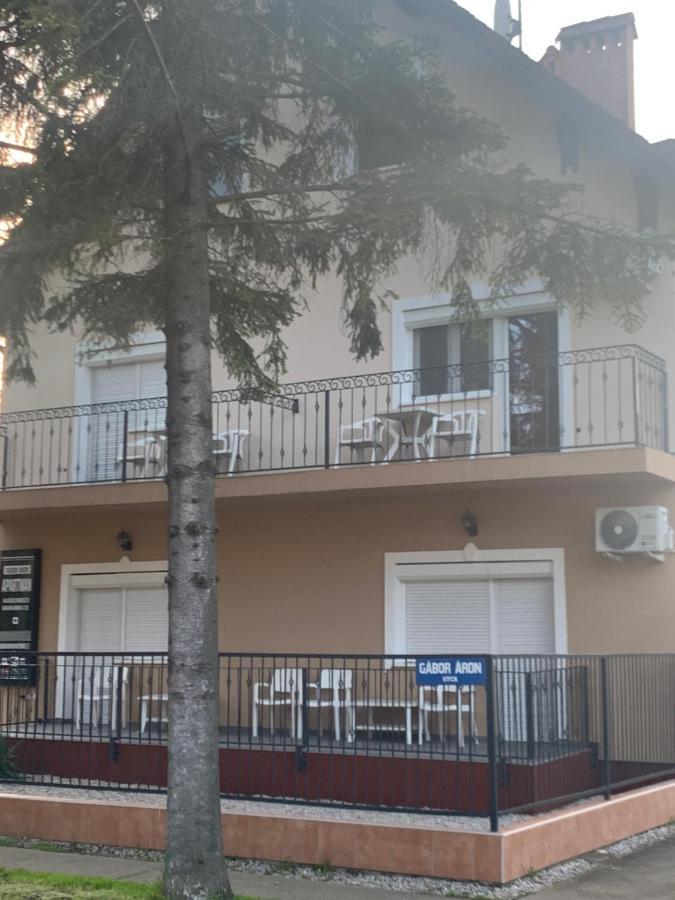 Gabor Aron Apartment Hajdúszoboszló Esterno foto