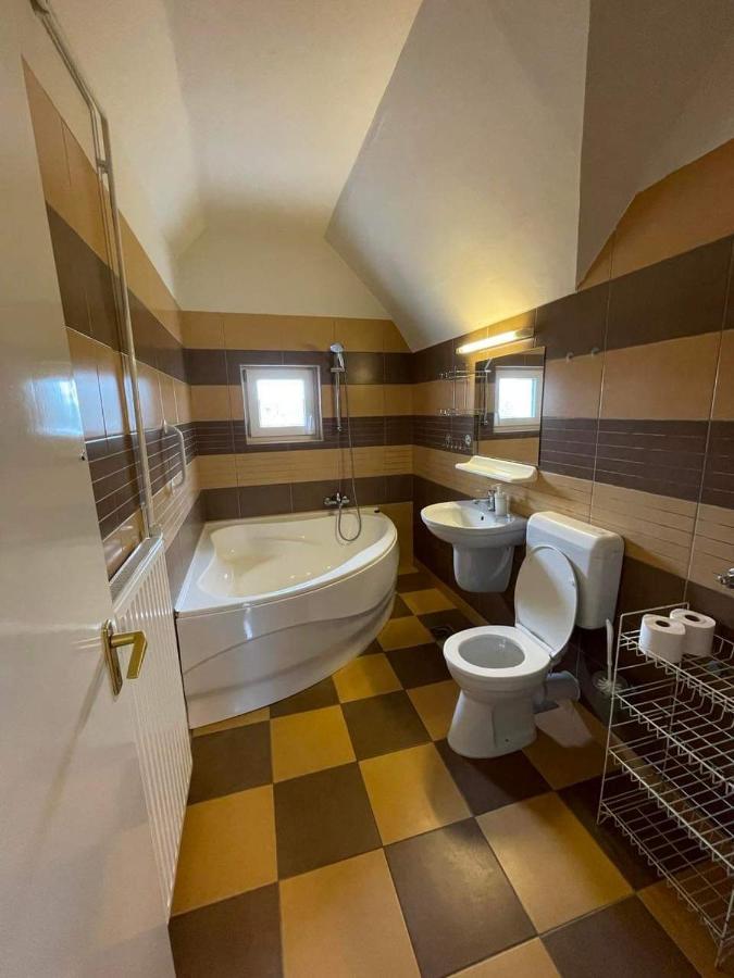 Gabor Aron Apartment Hajdúszoboszló Esterno foto